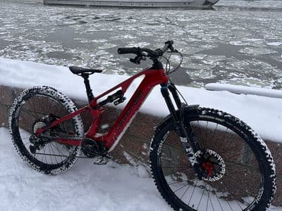 eMTB Magazine editor’s Cannondale e-MTB on a snowy embankment