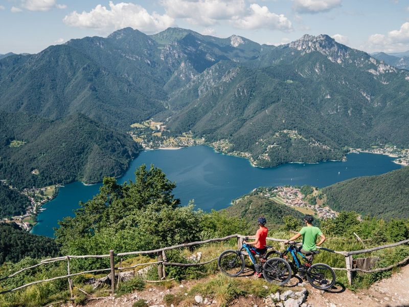 Mountain bikers at the Dromaè viewpoint above Lake Ledro