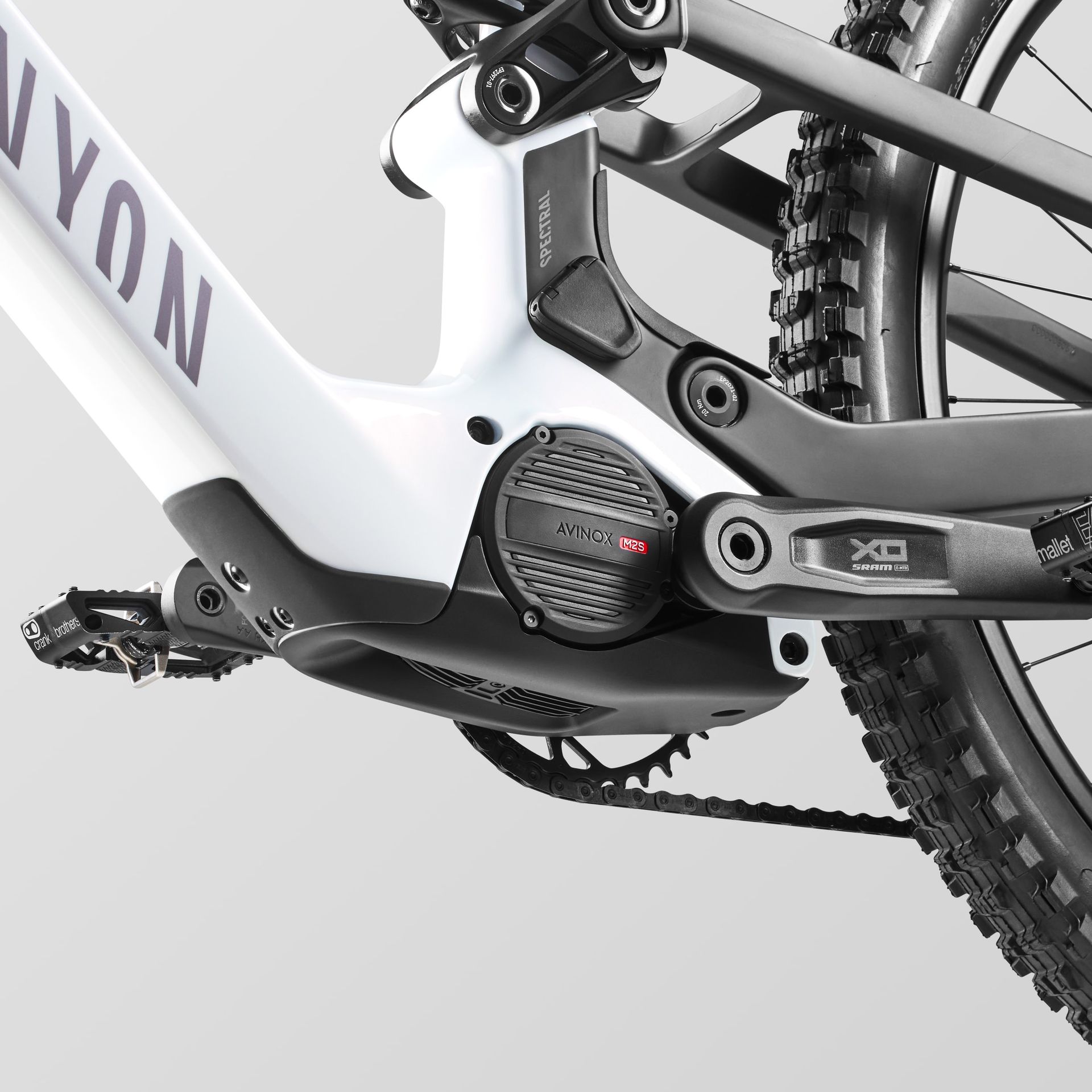 Canyon Spectral:ON CF 9 AXS Avinox M2S motor detail