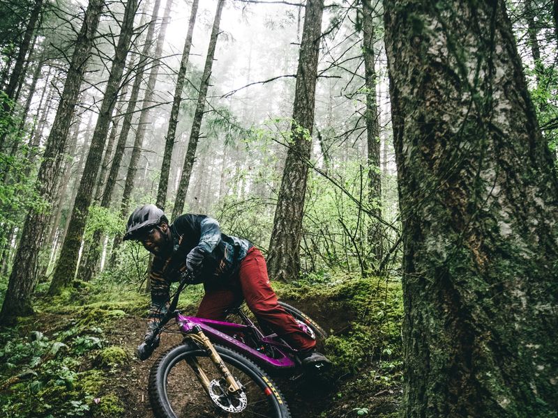 Santa Cruz Heckler SL 70 e-MTB, riding shot 2