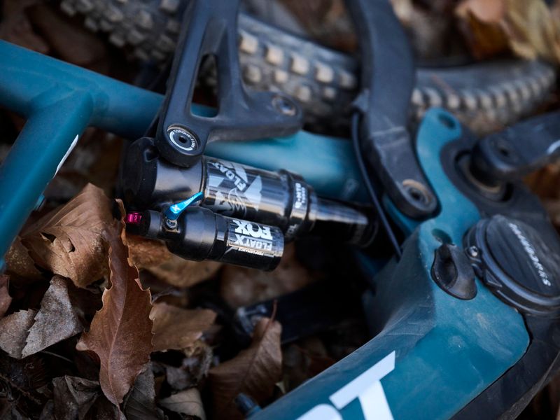 Giant Stance E+ 0 e-MTB, riding shot 3