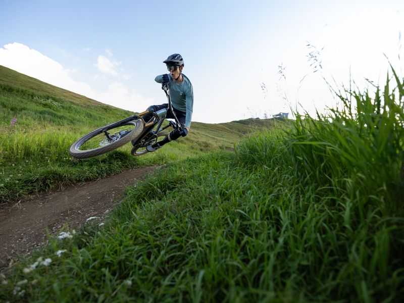 Giant Trance Advanced E+ 0 e-MTB, riding shot 2