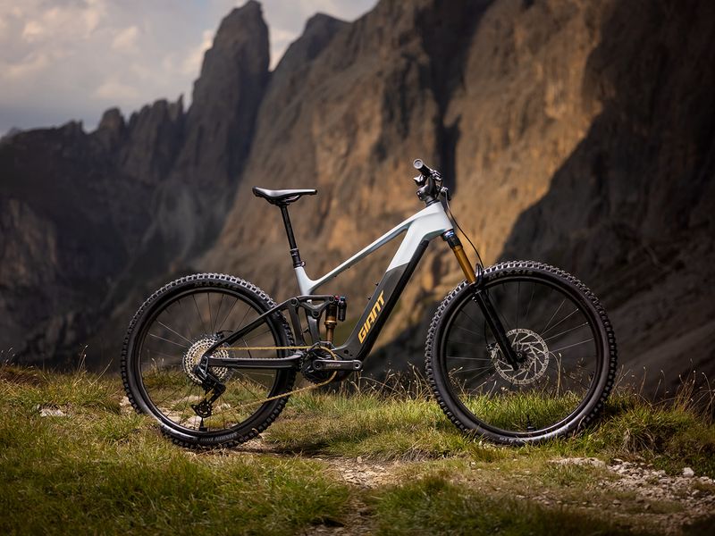Giant Trance Advanced E+ 0 e-MTB, studio shot 8