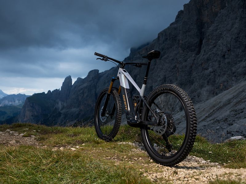 Giant Trance Advanced E+ 0 e-MTB, studio shot 9