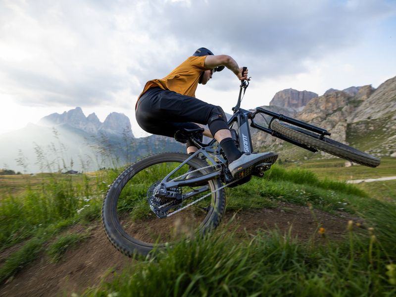 Giant Trance Advanced E+ 1 e-MTB, riding shot 1