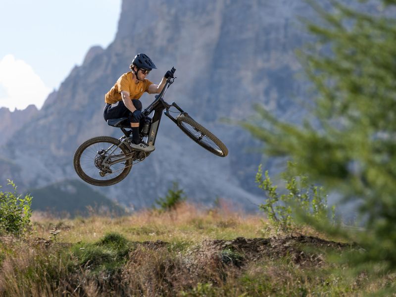 Giant Trance Advanced E+ 1 e-MTB, riding shot 2