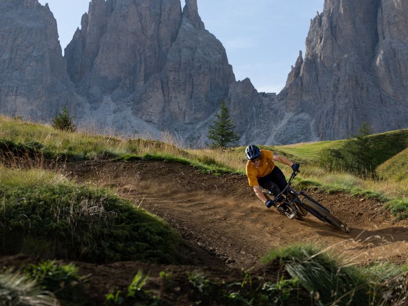 Giant Trance Advanced E+ 1 e-MTB, riding shot 3
