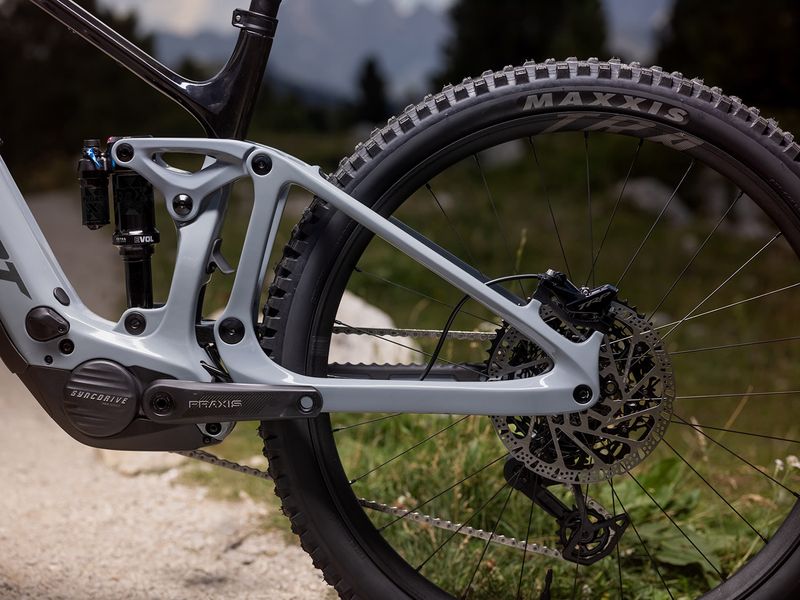 Giant Trance Advanced E+ 1 e-MTB, studio shot 9