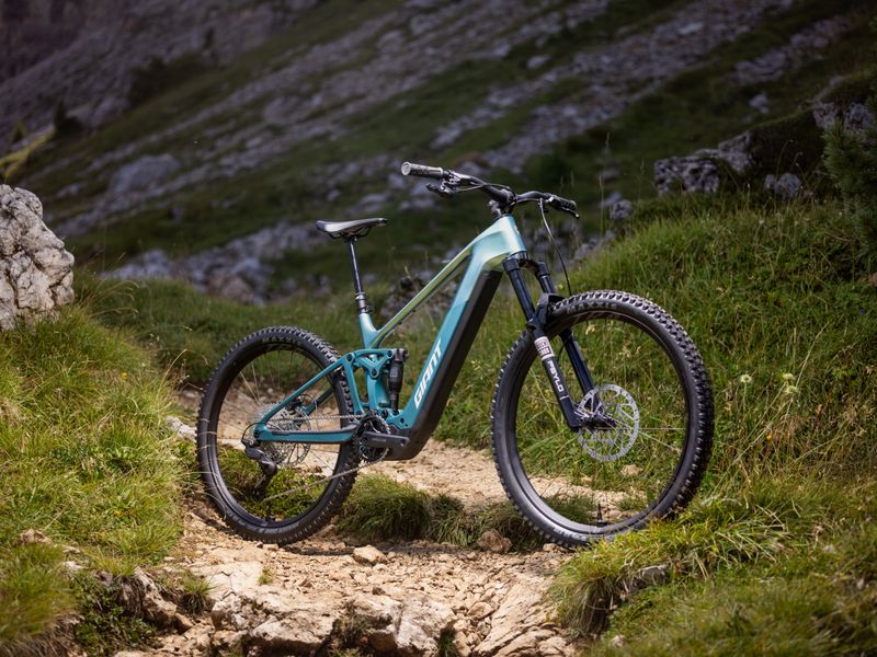Giant Trance Advanced E+ 2 e-MTB, riding shot 1