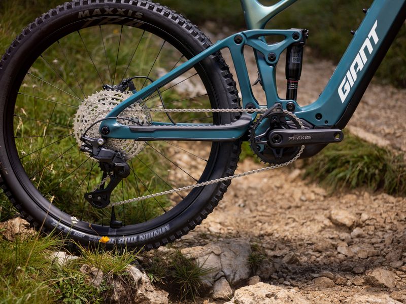Giant Trance Advanced E+ 2 e-MTB, riding shot 2