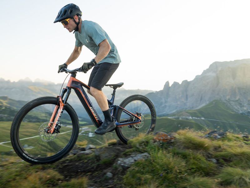 Giant Trance Advanced E+ SE e-MTB, riding shot 3