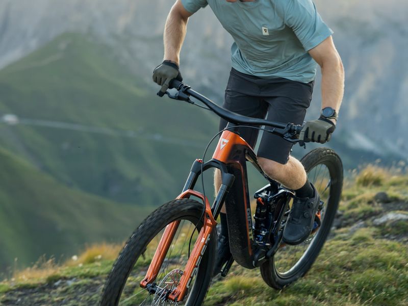 Giant Trance Advanced E+ SE e-MTB, riding shot 1