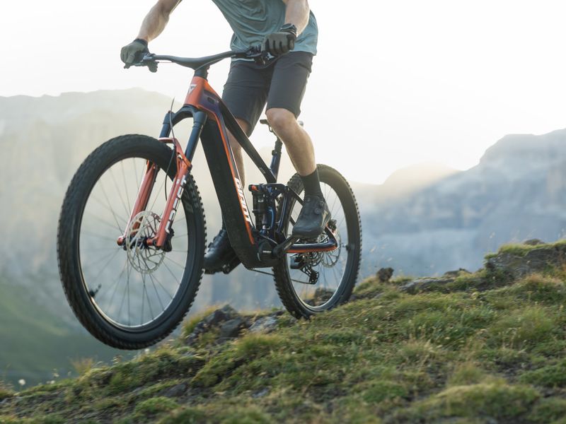 Giant Trance Advanced E+ SE e-MTB, riding shot 2