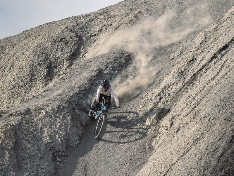 Santa Cruz Bullit X0 AXS RSV e-MTB, riding shot 1