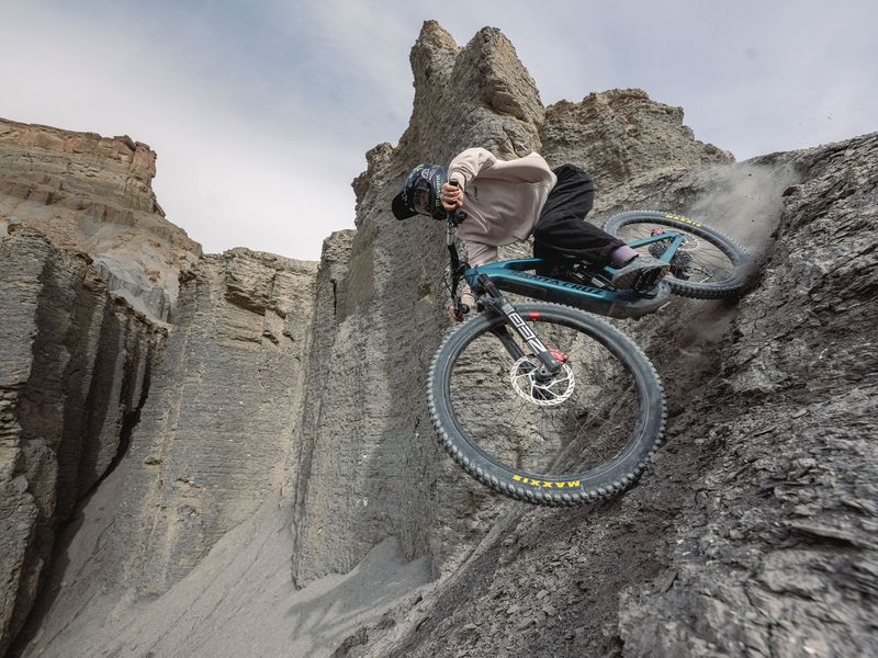 Santa Cruz Bullit X0 AXS RSV e-MTB, riding shot 4