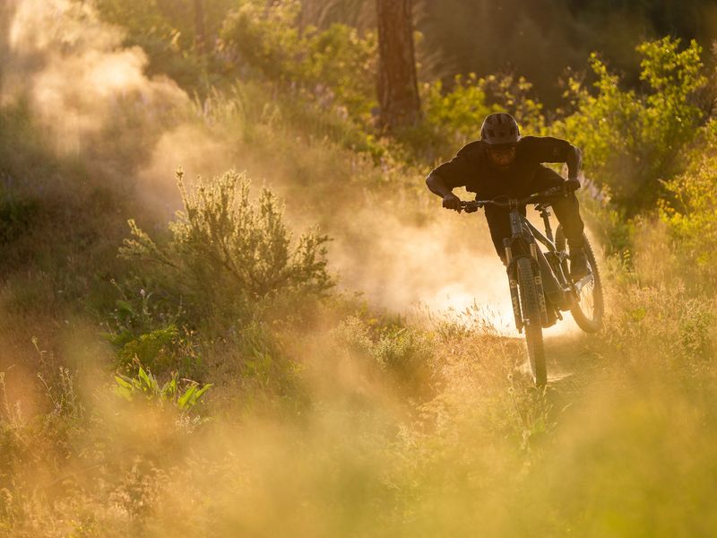 Santa Cruz Vala XT Di2 RSV e-MTB, riding shot 1