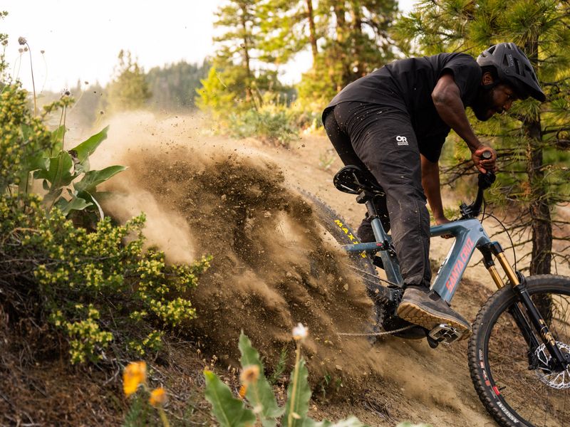 Santa Cruz Vala XT Di2 RSV e-MTB, riding shot 3