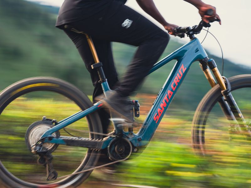 Santa Cruz Vala XT Di2 RSV e-MTB, riding shot 4