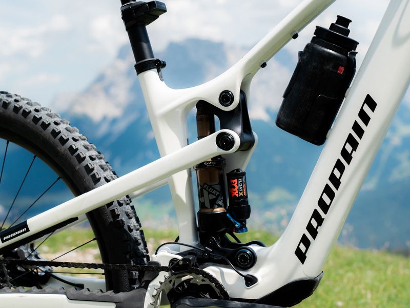 Propain Sresh SL Base e-MTB, riding shot 1