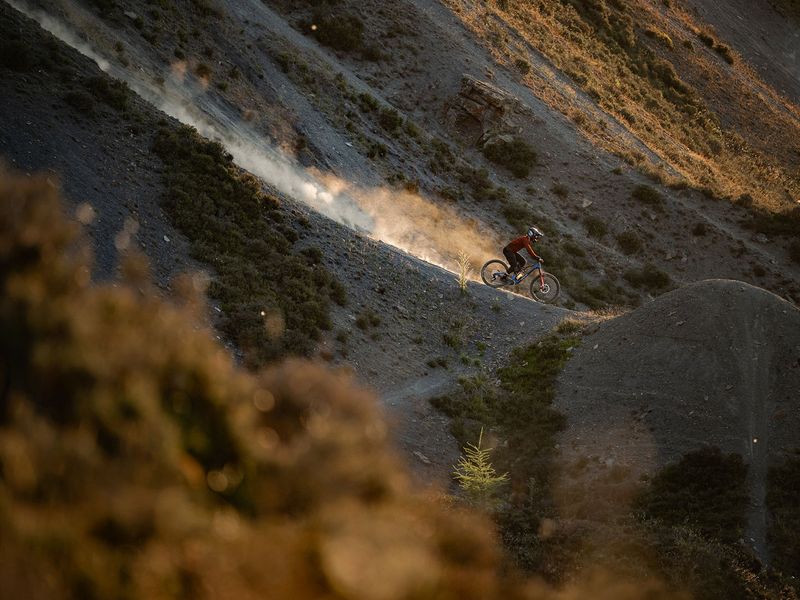 Whyte Karve EVO RS e-MTB, riding shot (RSX) 1