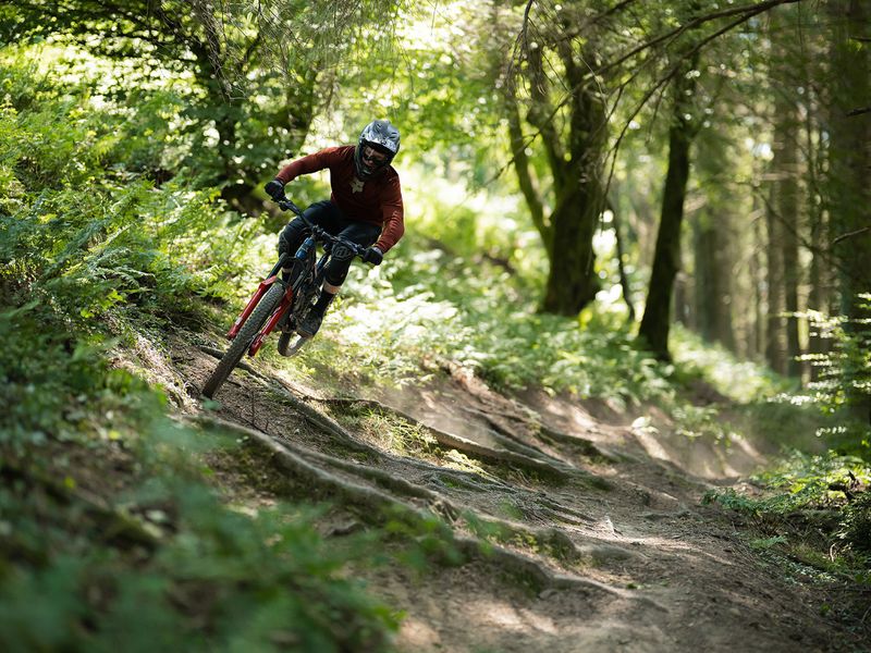 Whyte Karve EVO RS e-MTB, riding shot (RSX) 3