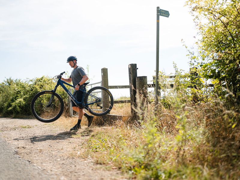Whyte Secta-E e-MTB, riding shot 1