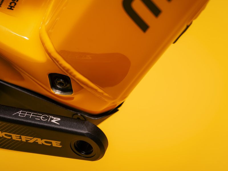 Mondraker Level XR Race Face Aeffect crank and motor cover