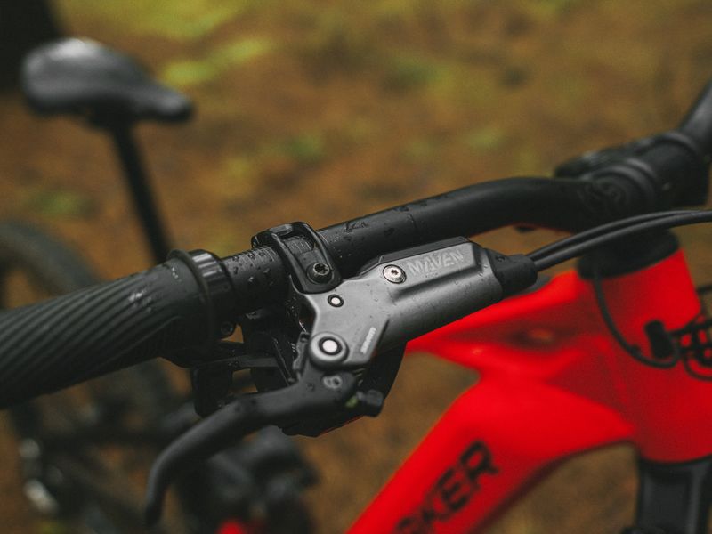 Mondraker Level R cockpit and Bosch remote close-up