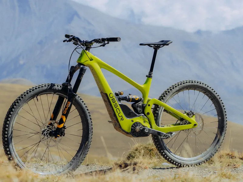 Obscur Enyx e-MTB parked on a mountain trail