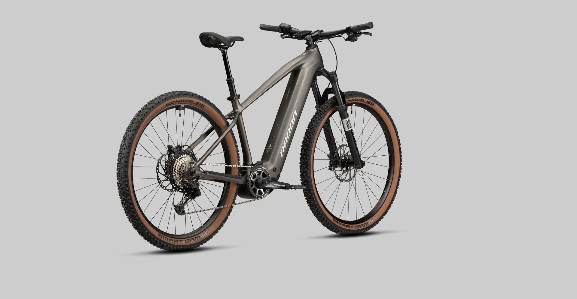 Radon Jealous Hybrid 9.0 800 e-MTB, studio view 1