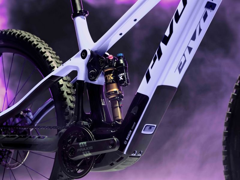 Pivot Shuttle SL/AM Pro X0 Eagle Transmission e-MTB, riding shot 3