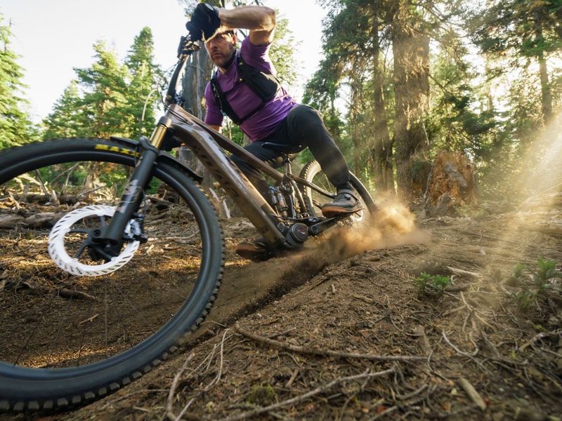 Pivot Shuttle AM Ride Eagle 70/90 e-MTB, riding shot 8