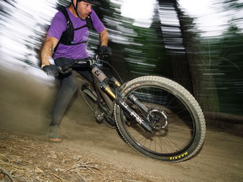 Pivot Shuttle AM Pro X0 Eagle Transmission e-MTB, riding shot 4
