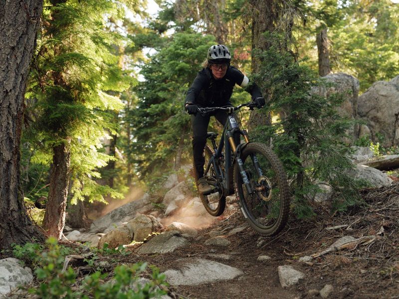 Pivot Shuttle AM Team XX Eagle Transmission e-MTB, riding shot 6