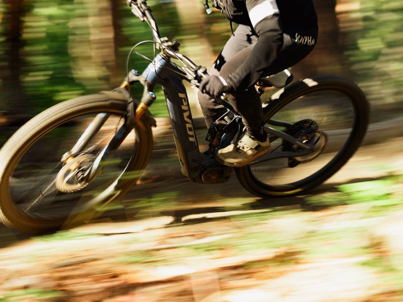 Pivot Shuttle AM Team XX Eagle Transmission e-MTB, riding shot 2