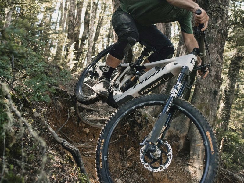 Pivot Shuttle LT Team XX Eagle Transmission NEO e-MTB, riding shot 3