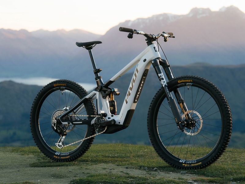Pivot Shuttle LT Pro X0 Eagle Transmission e-MTB, riding shot 2