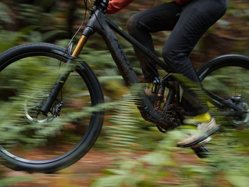 Pivot Shuttle SL Pro X0 Eagle Transmission e-MTB, riding shot 1