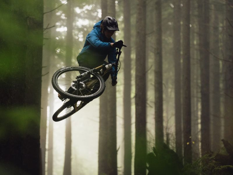 Pivot Shuttle SL Ride Eagle 70/90 e-MTB, riding shot 3