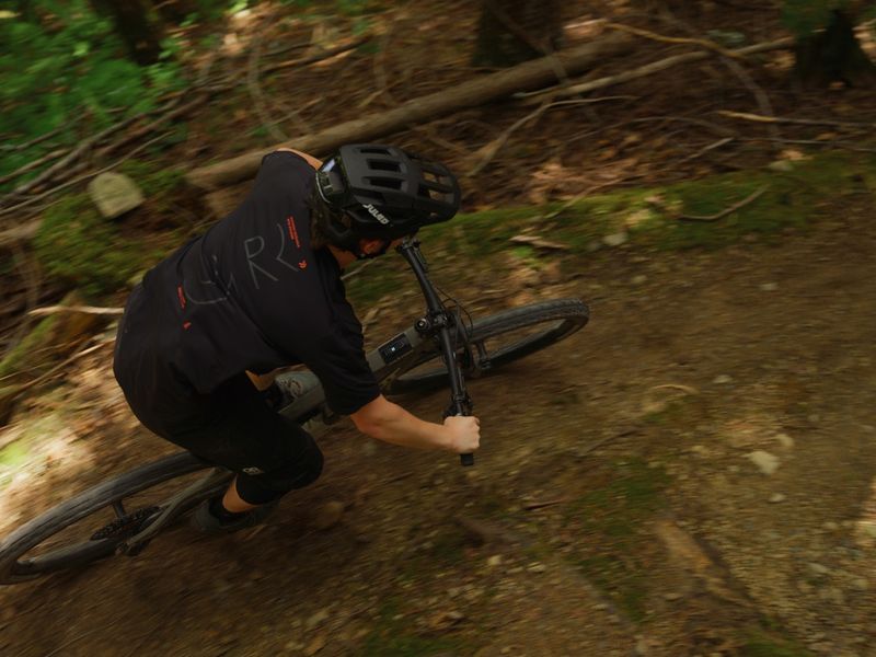 Pivot Shuttle SL/AM Pro X0 Eagle Transmission e-MTB, riding shot 5