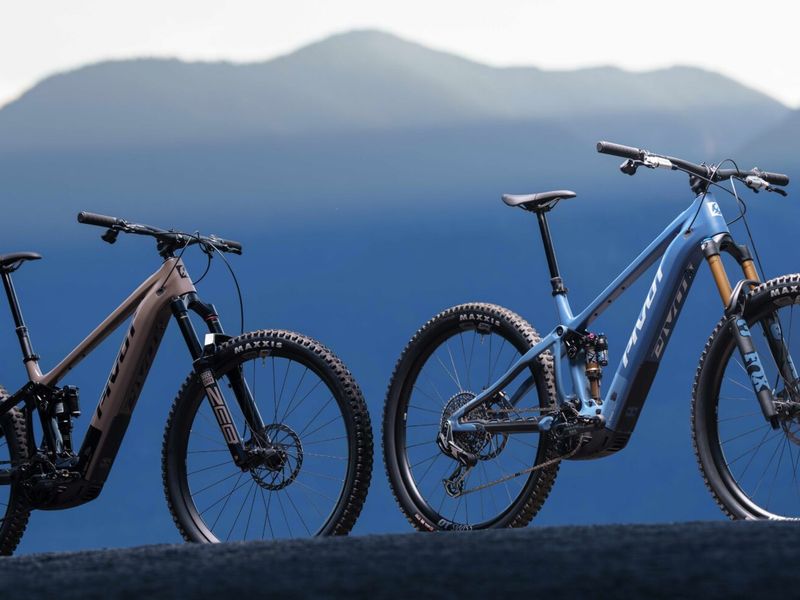 Pivot Shuttle AM Team XX Eagle Transmission NEO e-MTB, riding shot 7