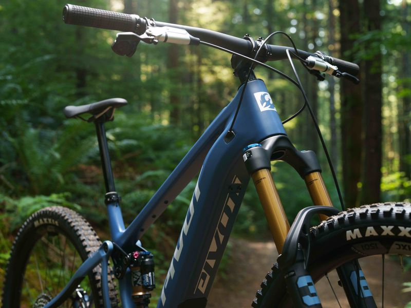 Pivot Shuttle AM Pro X0 Eagle Transmission e-MTB, riding shot 3