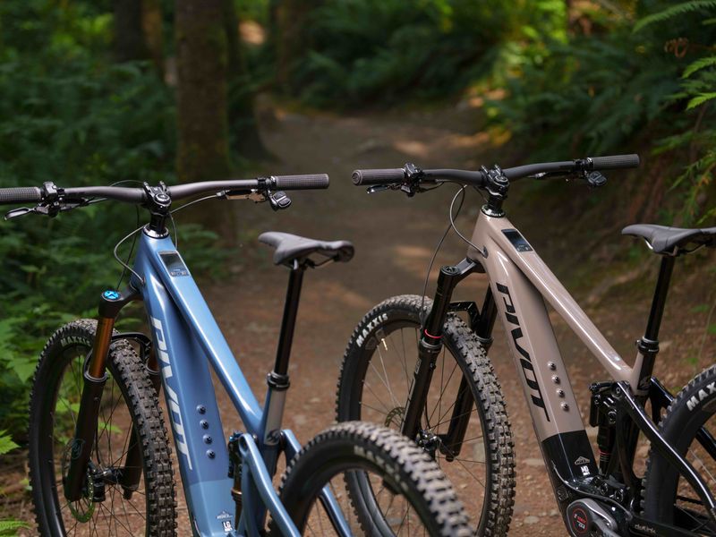 Pivot Shuttle AM Team XX Eagle Transmission NEO e-MTB, riding shot 1