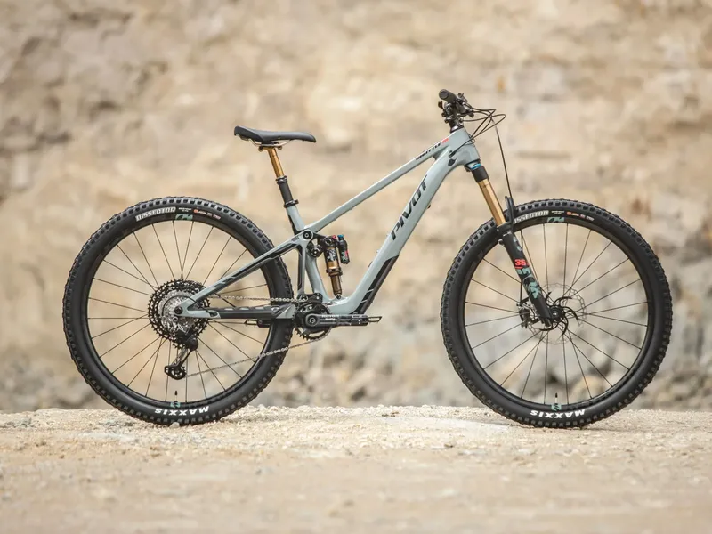 Pivot Shuttle SL Ride Eagle 70/90 e-MTB, riding shot 2