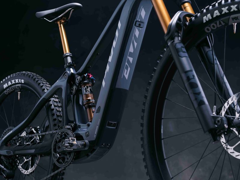 Pivot Shuttle SL/AM Pro X0 Eagle Transmission e-MTB, riding shot 6