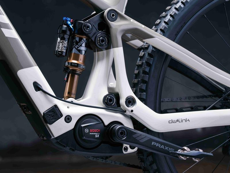 Pivot Shuttle SL/AM Pro X0 Eagle Transmission e-MTB, riding shot 4
