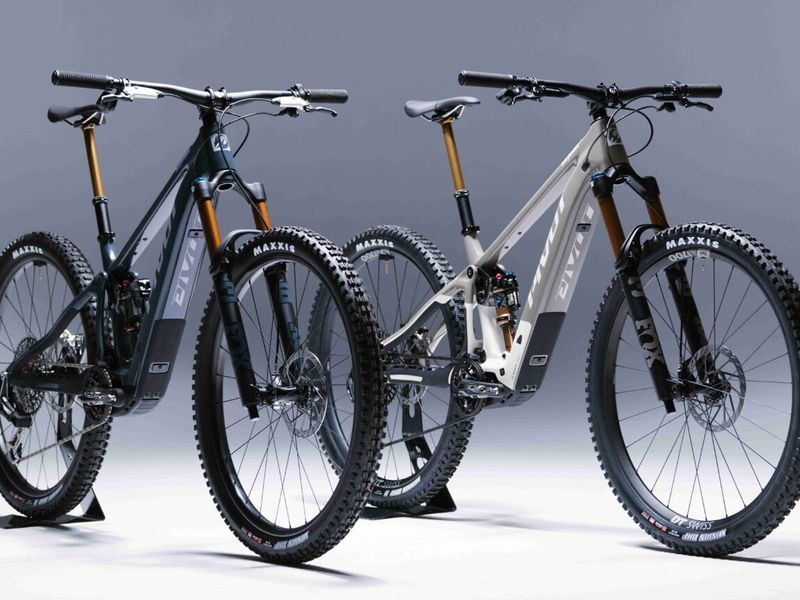 Pivot Shuttle SL/AM Ride Eagle 70/90 e-MTB, riding shot 2