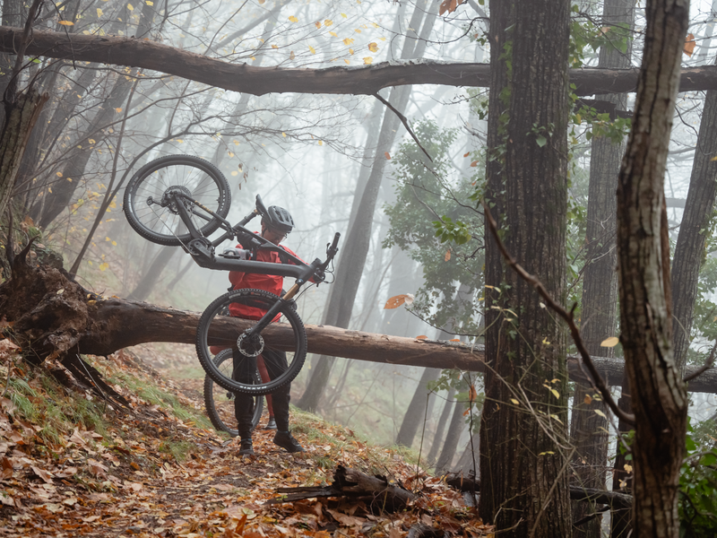 Cube AMS Hybrid ONE44 C:62 Pro 400X e-MTB, riding shot 1