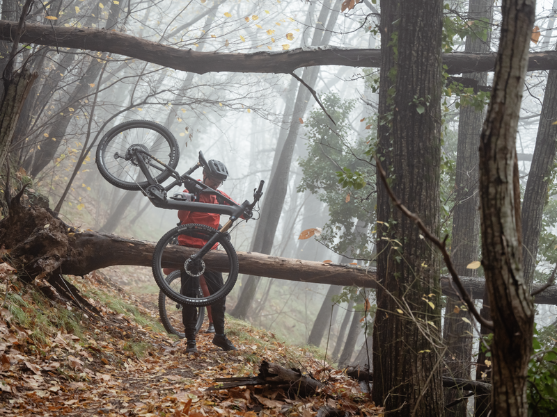 Cube AMS Hybrid ONE44 C:62 Race 400X e-MTB, riding shot 1