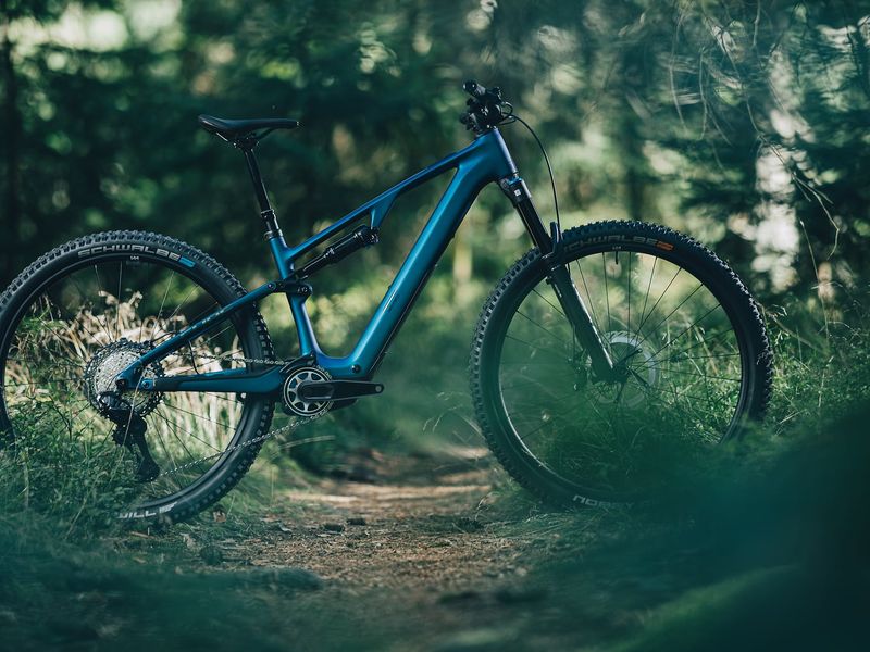 Cube AMS Hybrid ONE44 C:68X SLX 400X e-MTB, riding shot 2